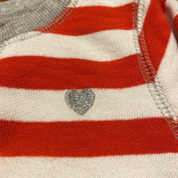 Girl’s Size 3 Bundle: Green & White Hooded T-Shirt & Red & White Sweatshirt - Picture 8 of 10